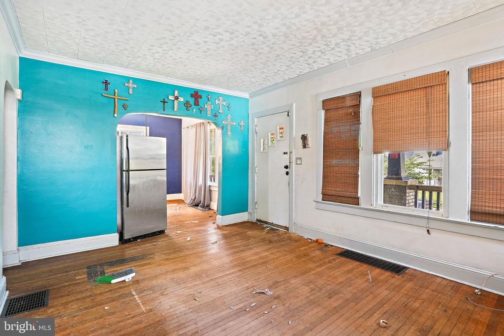 Image 8 of property listing at 5507 40TH AVE, Hyattsville, MD 20781