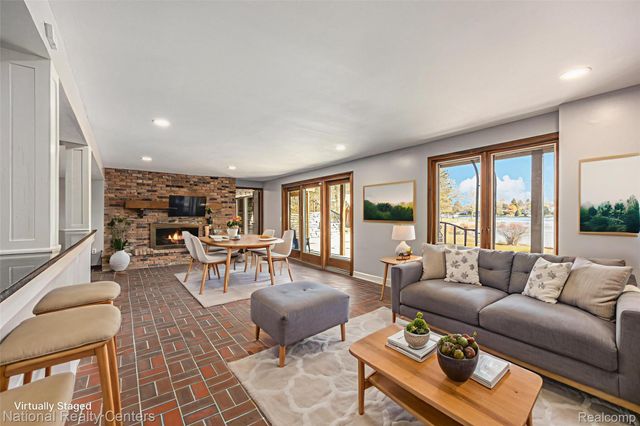 9494 Sashabaw Road, Independence Charter Township, MI 48348