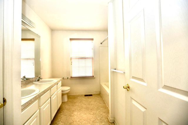 8 WINTERBERRY RD, Egg Harbor Township, NJ 08234