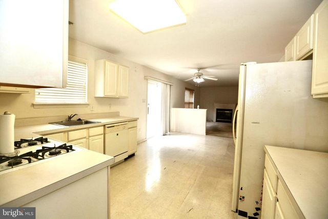 8 WINTERBERRY RD, Egg Harbor Township, NJ 08234