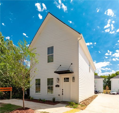 810 S Wood Avenue, Fayetteville, AR 72701
