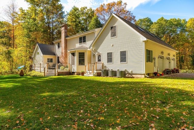 14 Eastwoods Drive, Southampton, MA 01073