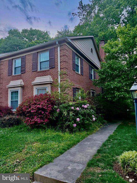 8002 BETHELEN WOODS LN, Springfield, VA 22153