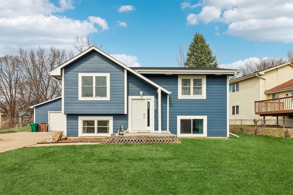 2229 Windflower Drive, Norwalk, IA 50211