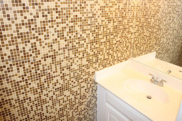 180 Riviera Circle 305, Weston, FL 33326