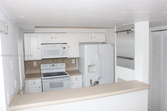 180 Riviera Circle 305, Weston, FL 33326