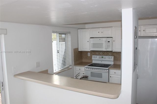 180 Riviera Circle 305, Weston, FL 33326