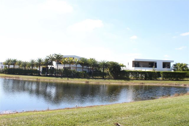 180 Riviera Circle 305, Weston, FL 33326