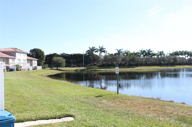 180 Riviera Circle 305, Weston, FL 33326