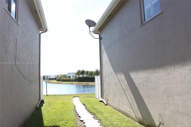 180 Riviera Circle 305, Weston, FL 33326