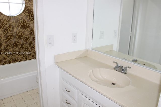 180 Riviera Circle 305, Weston, FL 33326