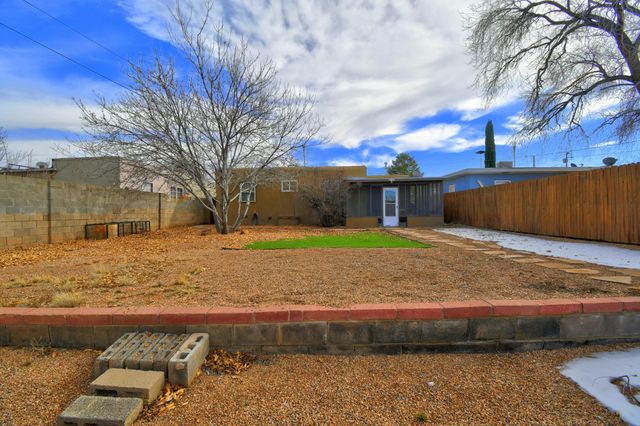 821 Madeira Drive SE, Albuquerque, NM 87108