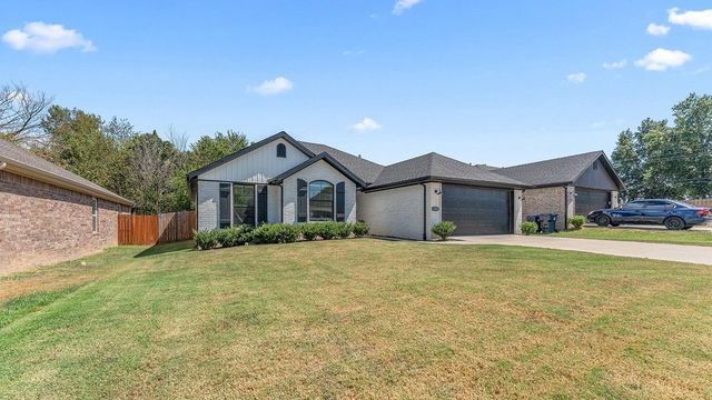 1831 S D Street, Rogers, AR 72756