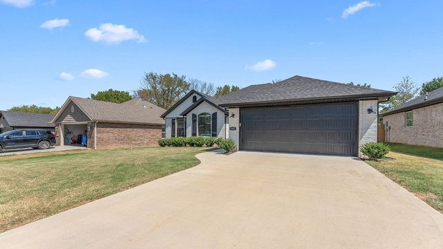 1831 S D Street, Rogers, AR 72756