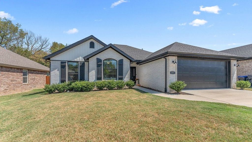 1831 S D Street, Rogers, AR 72756