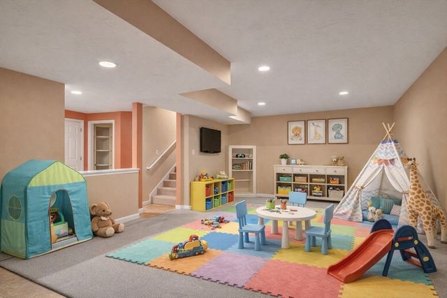 32 Bishops Forest Dr 32, Waltham, MA 02452