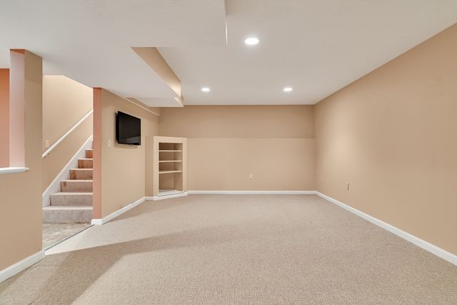 32 Bishops Forest Dr 32, Waltham, MA 02452