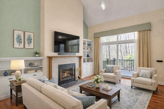 32 Bishops Forest Dr 32, Waltham, MA 02452