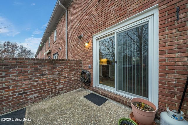 1924 Goldsmith Ln 15, Louisville, KY 40218