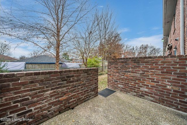 1924 Goldsmith Ln 15, Louisville, KY 40218