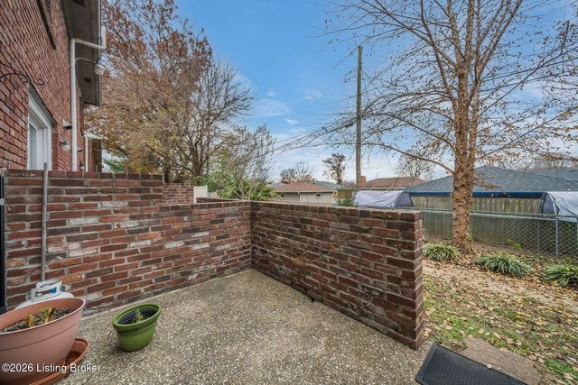 1924 Goldsmith Ln 15, Louisville, KY 40218