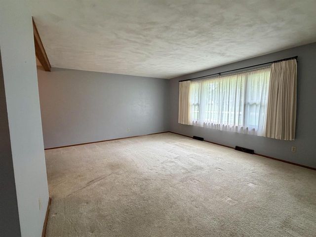 2211 E Easy Street, Beloit, WI 53511