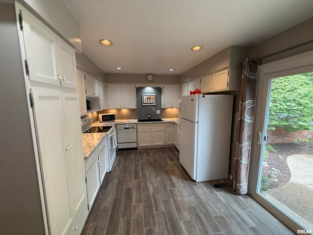 7100 N Fox Point Dr Apt 3, Peoria, IL 61614