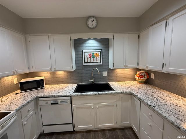 7100 N Fox Point Dr Apt 3, Peoria, IL 61614