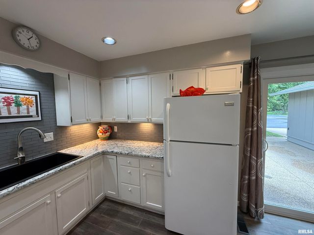 7100 N Fox Point Dr Apt 3, Peoria, IL 61614