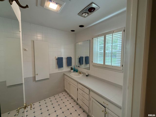 7100 N Fox Point Dr Apt 3, Peoria, IL 61614