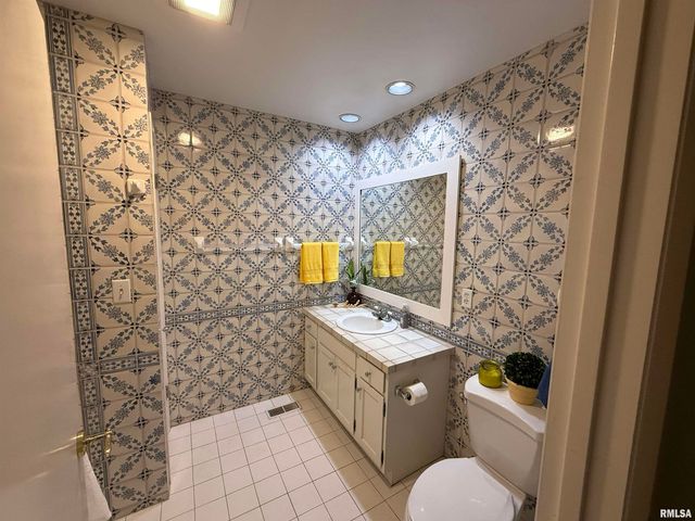 7100 N Fox Point Dr Apt 3, Peoria, IL 61614