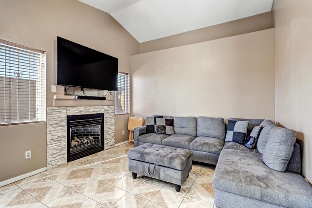 463 Sunrise West Drive SW, Albuquerque, NM 87121