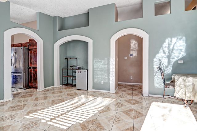 463 Sunrise West Drive SW, Albuquerque, NM 87121