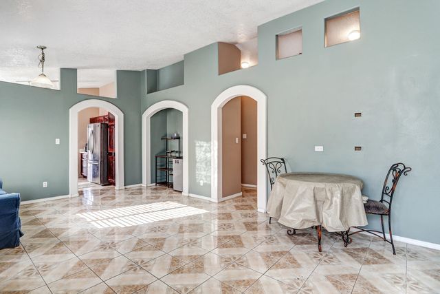 463 Sunrise West Drive SW, Albuquerque, NM 87121