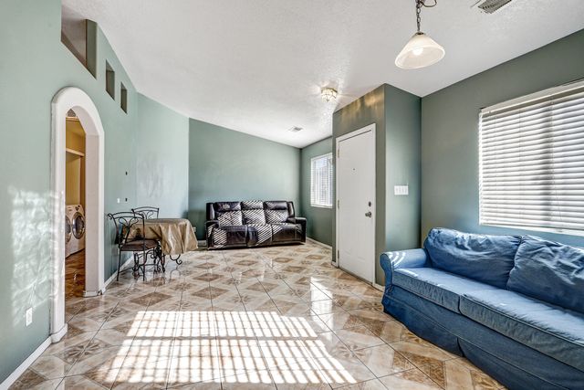 463 Sunrise West Drive SW, Albuquerque, NM 87121