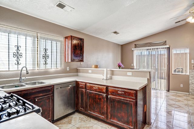 463 Sunrise West Drive SW, Albuquerque, NM 87121