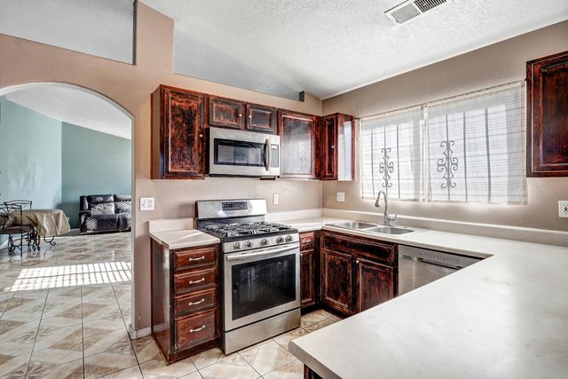 463 Sunrise West Drive SW, Albuquerque, NM 87121