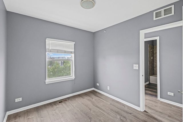 5350 W Hanson Avenue, Chicago, IL 60639