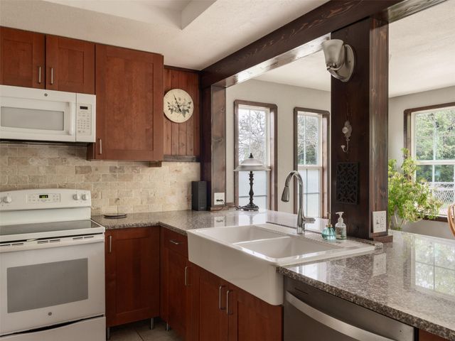 191 Bonnie DR, Dripping Springs, TX 78620