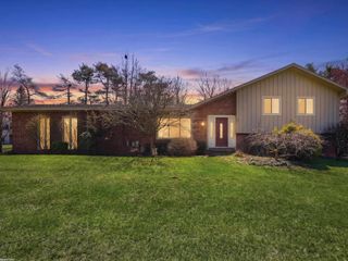 85 Whims Lane, Oakland Twp, MI 48306