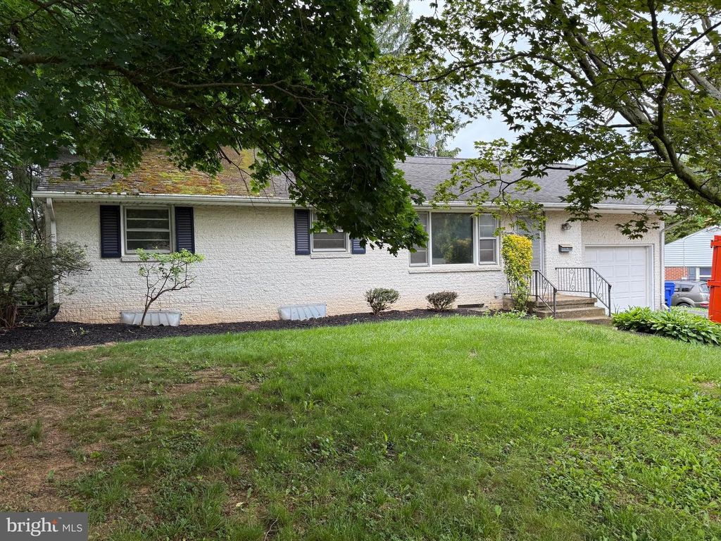 34 WOODLAND DR, York, PA 17407