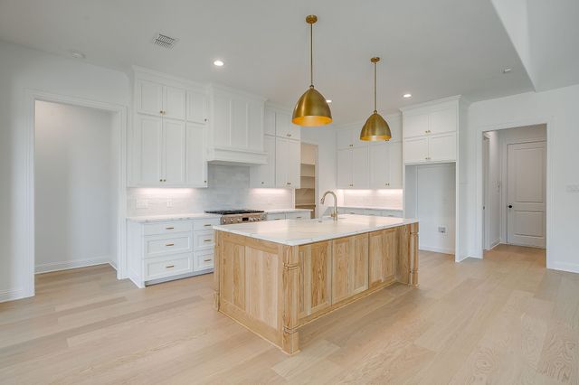 8118 Luanna Hills, Benbrook, TX 76126