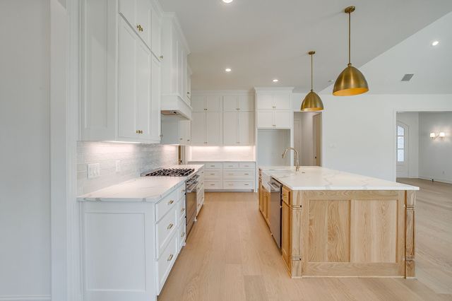 8118 Luanna Hills, Benbrook, TX 76126