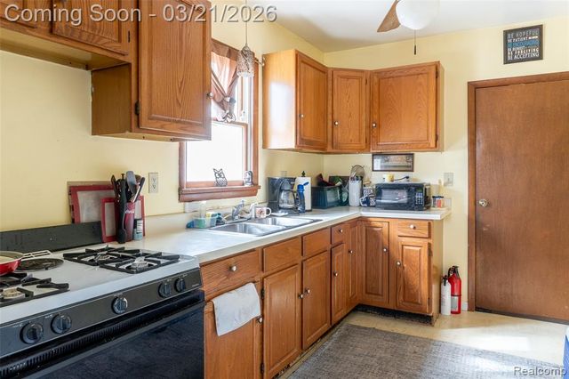 5763 N Silvery Lane, Dearborn Heights, MI 48127