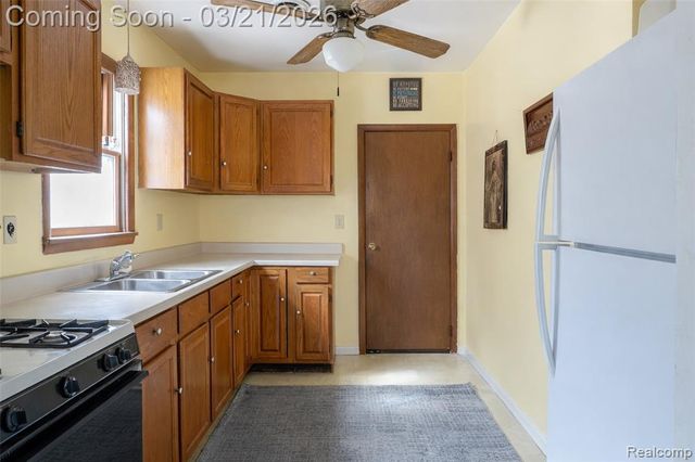 5763 N Silvery Lane, Dearborn Heights, MI 48127