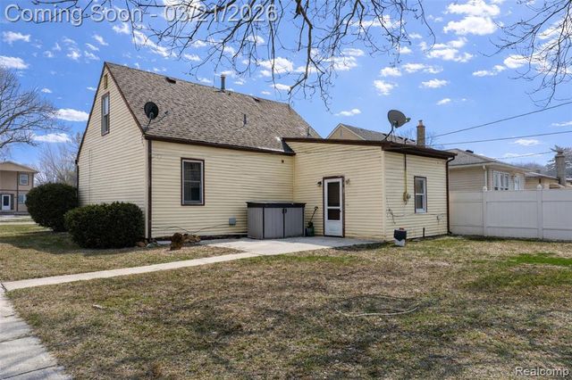 5763 N Silvery Lane, Dearborn Heights, MI 48127