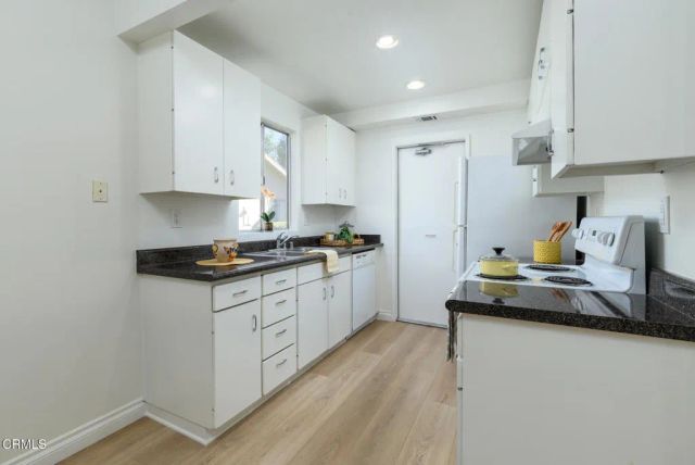 24121 Village 24, Camarillo, CA 93012