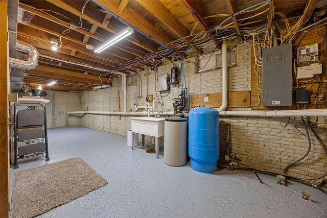 1105 Maple Street, Robins, IA 52328