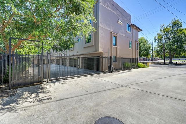 3024 I St, Sacramento, CA 95816