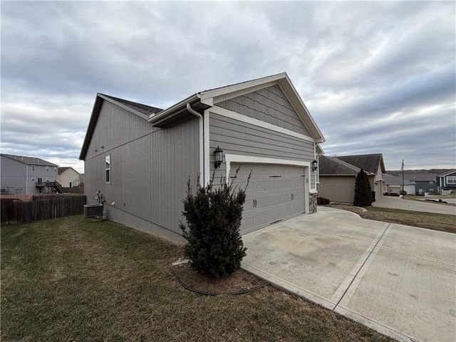 2321 S Heartland Court, Independence, MO 64057